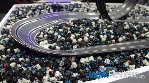 Begitu masuk booth Cherry, kami disambut oleh kolam berisi switch Cherry!