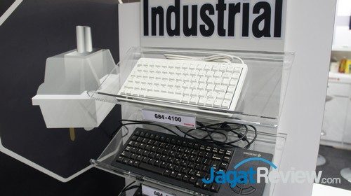 Keyboard untuk penggunaan pabrik industri juga ditampilkan di sini