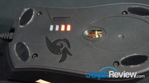 Computex 2016 Booth Raid: Ducky 11 Tombol di bawah mouse digunakan untuk mengubah DPI, Report Rate, dan penyesuaian terhadap permukaan meja