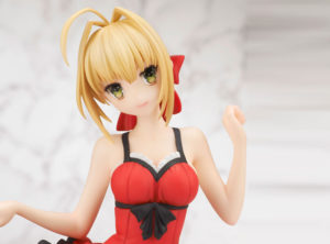 PVC Seksi Saber Nero dengan Baju Merah yang Chic 15 extra