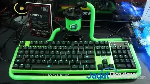 Computex 2016: Thermaltake Mewarnai Solusi Coolingnya 10 Tidak hanya terbatas dipasang di dalam PC, pipa coolingnya juga bisa digunakan seperti kreasi modder ini