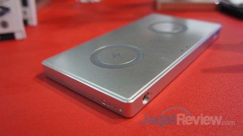 TX-200 dapat mengisi dua baterai smartphone secara nirkabel bersamaan