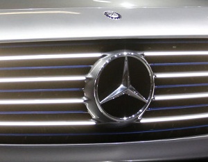 Mercedes Benz Bakal Luncurkan Tandingan Mobil Elektrik Tesla 14 mercy logo