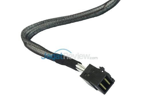 Inilah tampilan konektor U.2 yang tersedia dalam paket penjualannya.