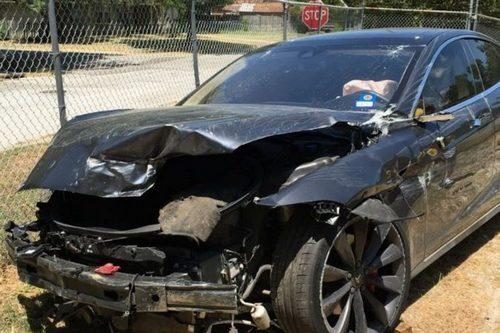 Auto-Pilot Tesla Kembali Makan Korban 1 Tesla - Crash