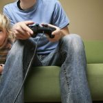 Penelitian: Video Game Punya Efek Positif Pada Prestasi Akademis 2 kids playing video game 600x337