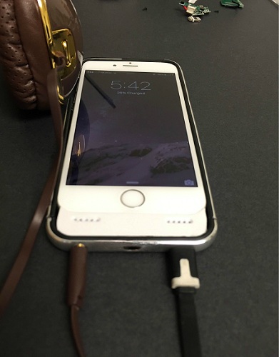 Seseorang Mencoba Bikin Casing iPhone 7 dengan Audio Jack 3.5mm 1 Seseorang Mencoba Bikin Casing iPhone 7 dengan Audio Jack 3.5mm