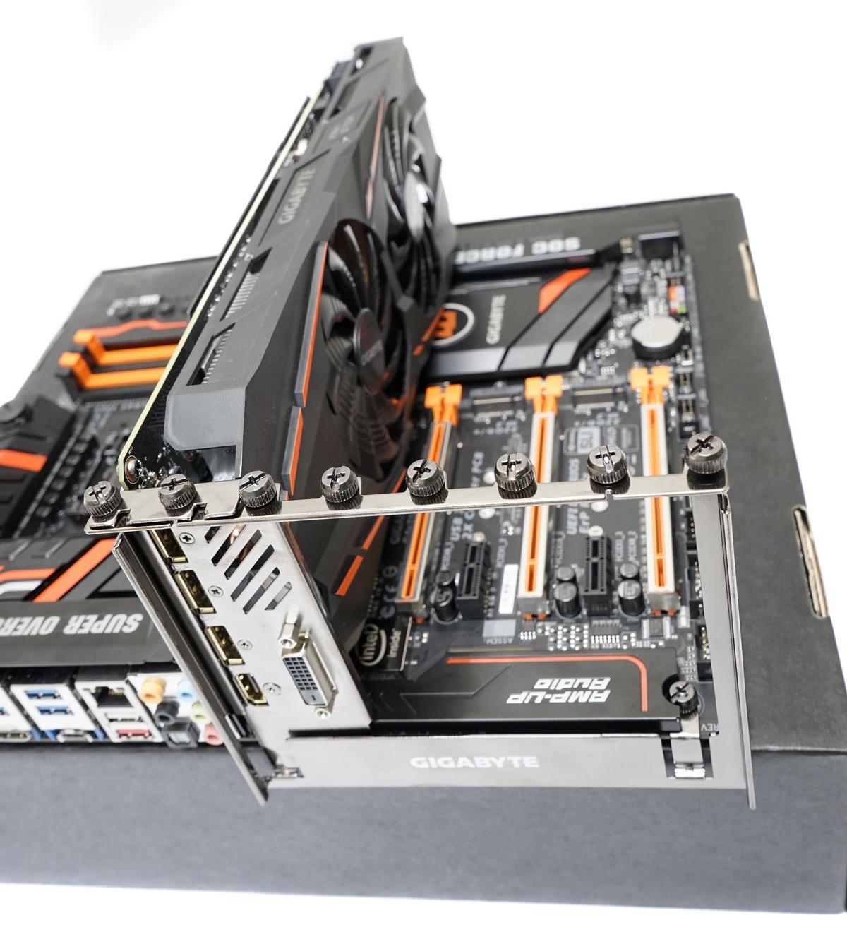 Begini Caranya Memilih Motherboard OC yang Kencang & Berdaya Tahan Tinggi 12 gigabyte-z170x-soc-force-oc-brace-2