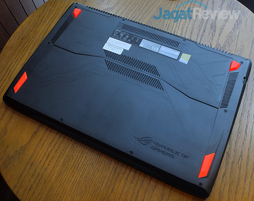 Hands-On ASUS ROG STRIX GL702VM: Laptop Gaming Tipis dan Ringan 10 asus-rog-strix-gl702v-bottom-view