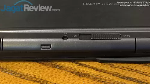 Review Notebook Gaming: Gigabyte P35X v6 29 Gigabyte P35X v6 Battery Reset Button & ODD Lock Switch