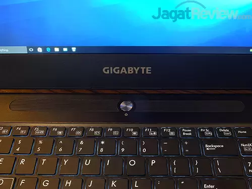 Review Notebook Gaming: Gigabyte P35X v6 11 Gigabyte P35X v6 Power Button & Speakers