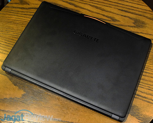 Review Notebook Gaming: Gigabyte P35X v6 2 Gigabyte P35X v6 Top Side