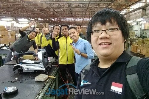 TAITRA Media Tour: Perusahaan Top dan Taiwan Excellence 4 Tim Jagat Review berfoto bersama staff Indonesia yang bekerja di pabrik Heartway