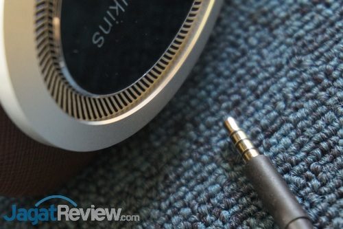 Headphone ini menggunakan konektor audio 3.5 mm.
