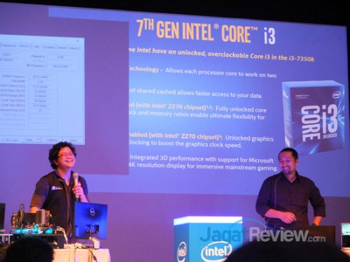 Intel Unjuk Kebolehan Performa Prosesor 7th Gen 3 Dedy Irvan dan Alva Jonathan saat melakukan demonstrasi pada prosesor Intel 7th Gen Kaby Lake