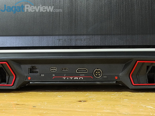 Review Notebook Gaming: MSI GT73VR 6RE Titan 10 MSI GT73VR 6RE Titan Rear Connectors