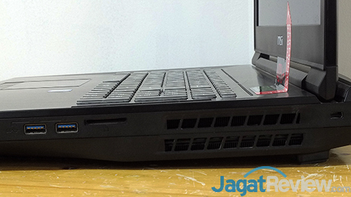 Review Notebook Gaming: MSI GT73VR 6RE Titan 7 MSI GT73VR 6RE Titan Right Connectors
