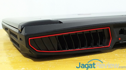 Review Notebook Gaming: MSI GT73VR 6RE Titan 9 MSI GT73VR 6RE Titan Ventilation - Right