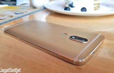 Unboxing & Hands-On Moto M