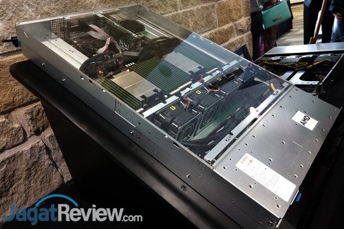 Server 2U dengan EPYC 7000 2P yang ditampilkan AMD di arena acara mereka