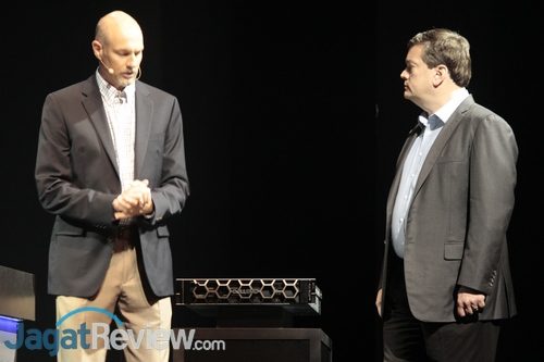 AMD Resmikan Kehadiran Prosesor EPYC 7000 5 Mark Papermaster dan perwakilan Dell EMC, salah satu partner AMD, menunjukkan produk yang telah mendukung EPYC