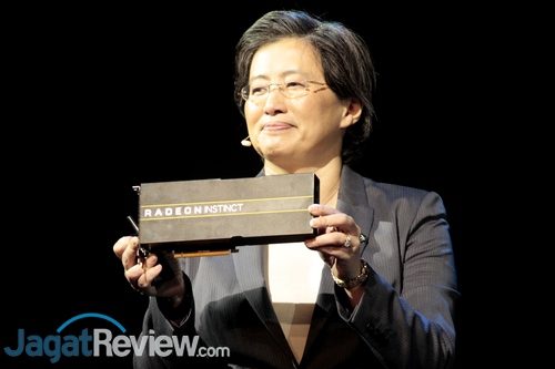 EPYC & Radeon Instinct: Kombinasi Ideal 3 Lisa Su menampilkan Radeon Instinct MI25
