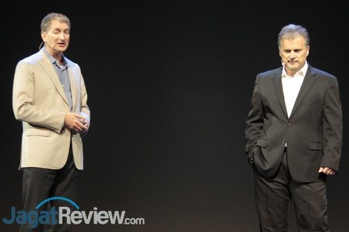 Mark Papermaster dari AMD dan perwakilan Supermicro membahas sistem 2P berbasis EPYC