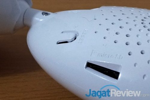 Slot Micro SD dan tombol Reset