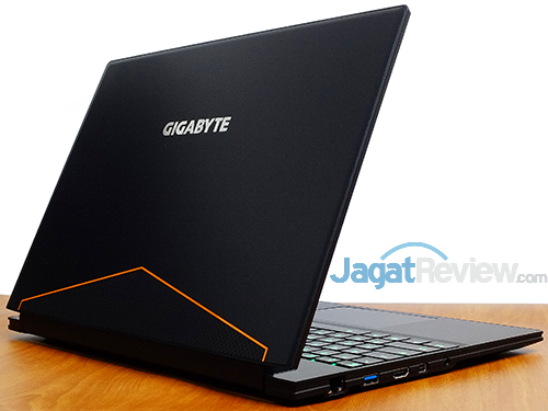 Review Notebook Gaming: Gigabyte Aero 15 4 Gigabyte Aero 15 Rear Side