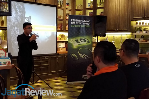 Perwakilan TNC memberikan penjelasan terkait cyber cafe di bawah bendera mereka.