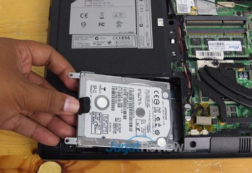 Tarik ke belekang HDD agar terlepas dari interface SATA.