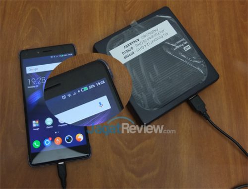 Review HDD Eksternal: WD My Passport Wireless Pro 2 TB 4 Saat melakukan pengisian ulang baterai smartphone.