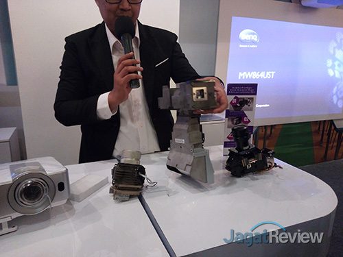 (Tengah) Housing DLP proyektor BenQ yang dilengkapi dengan teknologi Dust Guard.