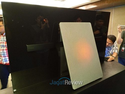 Sistem audio yang terletak di belakang layar beserta subwoofer