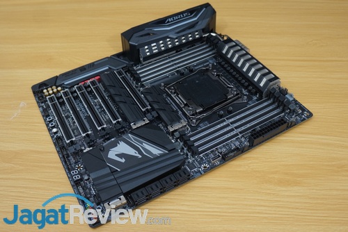 Hands On Motherboard Gigabyte X299 AORUS Gaming 7 Pro 2 Gigabyte X299 AORUS Gaming 7 Pro 02