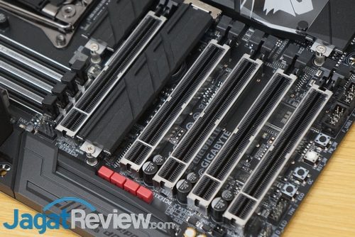 Hands On Motherboard Gigabyte X299 AORUS Gaming 7 Pro 8 Gigabyte X299 AORUS Gaming 7 Pro - 06