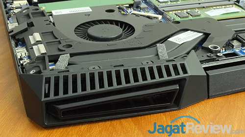 Review Notebook Gaming: HP Omen 15-ce087TX 17 HP Omen 15-ce087TX CPU Cooling Exhaust