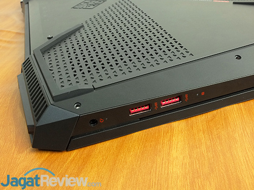 Review Notebook Gaming: HP Omen 15-ce087TX 7 HP Omen 15-ce087TX Connector - Right