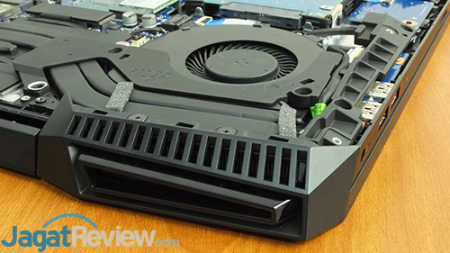 Review Notebook Gaming: HP Omen 15-ce087TX 18 HP Omen 15-ce087TX GPU Cooling Exhaust