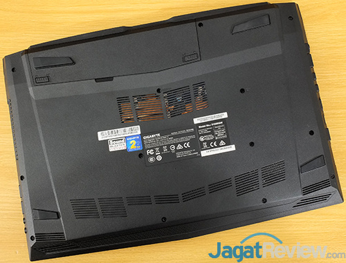 Gigabyte Sabre 15 Bottom Side