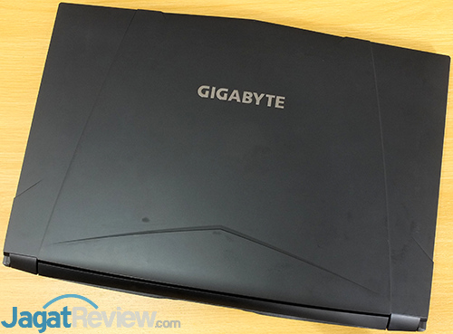 Gigabyte Sabre 15 Top Side