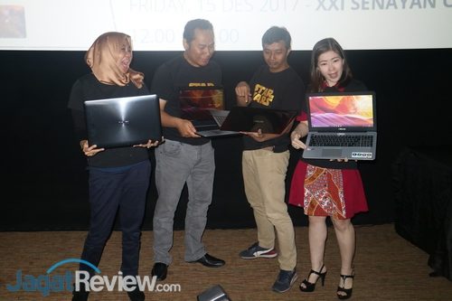 Armawati Chen Advent Jose Muhammad Firman dan Diar Trihastuti memegang ASUS X550IK
