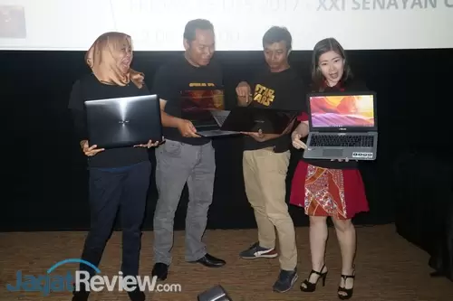 ASUS Luncurkan Laptop Murah Baru dengan Prosesor AMD 16 Armawati Chen Advent Jose Muhammad Firman dan Diar Trihastuti memegang ASUS X550IK