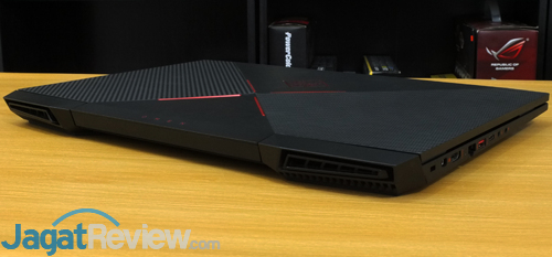 HP Omen 15 ce085TX Thickness