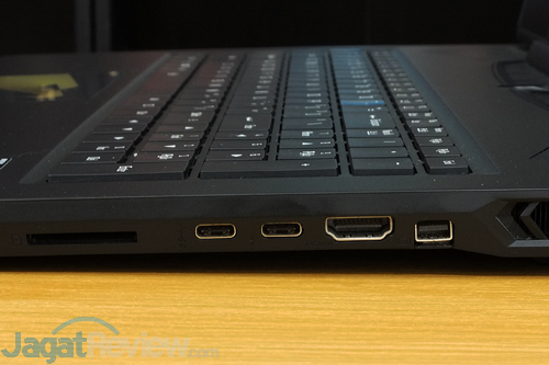 AORUS X7 DT v7 Connectors Right