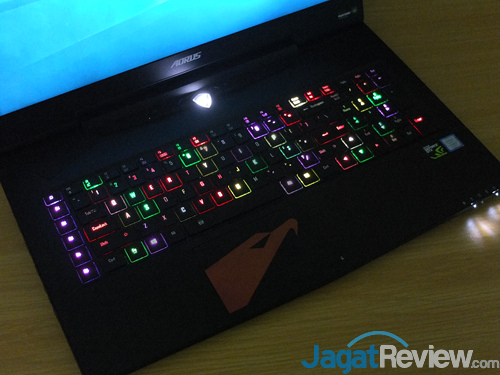 AORUS X7 DT v7 Keyboard Backlit 01