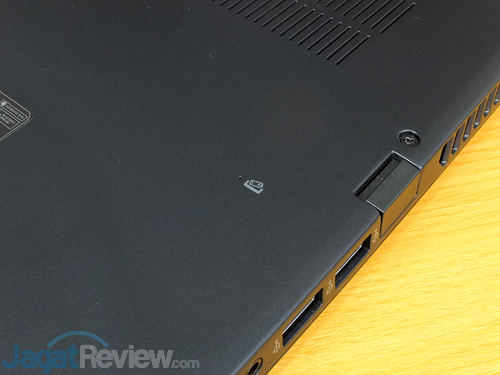 Review Notebook Gaming: Acer Predator Triton 700 21 Acer Predator Triton 700 Battery Release Switch