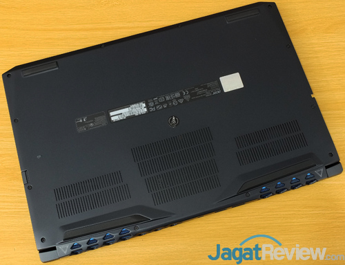 Review Notebook Gaming: Acer Predator Triton 700 20 Acer Predator Triton 700 Bottom Side