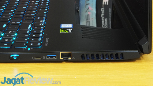 Review Notebook Gaming: Acer Predator Triton 700 12 Acer Predator Triton 700 Connectors Right
