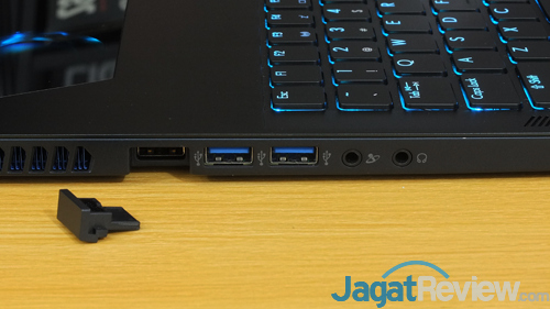 Review Notebook Gaming: Acer Predator Triton 700 9 Acer Predator Triton 700 Sunken USB Port 01